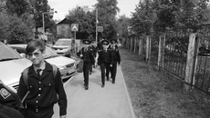 Безопасность важна не только на подходе к школе, но и на протяжении всего маршрута: там не должно быть заброшенных строек, сломанных заборов и других опасных объектов. Фото: nso.ru