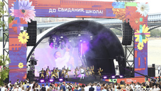 Последние звонки, вручение аттестатов, выпускной бал. Каждый год во взрослую жизнь выходят десятки тысяч молодых людей и девушек. Они торопятся, мечтают, волнуются. Счастья вам, дорогие наши, успеха! Фото: архив ИД «Советская Сибирь»