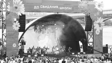 Последние звонки, вручение аттестатов, выпускной бал. Каждый год во взрослую жизнь выходят десятки тысяч молодых людей и девушек. Они торопятся, мечтают, волнуются. Счастья вам, дорогие наши, успеха! Фото: архив ИД «Советская Сибирь»