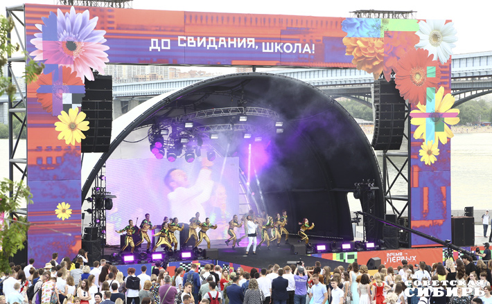 Последние звонки, вручение аттестатов, выпускной бал. Каждый год во взрослую жизнь выходят десятки тысяч молодых людей и девушек. Они торопятся, мечтают, волнуются. Счастья вам, дорогие наши, успеха! Фото: архив ИД «Советская Сибирь»