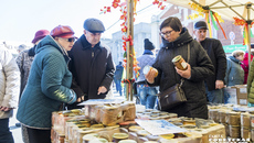 Белорусские продукты питания пользуются большим спросом у новосибирцев — ежедневный оборот ярмарки, прошедшей в столице Сибири в конце апреля, превышал семь миллионов рублей. Фото: Андрей Заржецкий