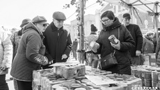 Белорусские продукты питания пользуются большим спросом у новосибирцев — ежедневный оборот ярмарки, прошедшей в столице Сибири в конце апреля, превышал семь миллионов рублей. Фото: Андрей Заржецкий
