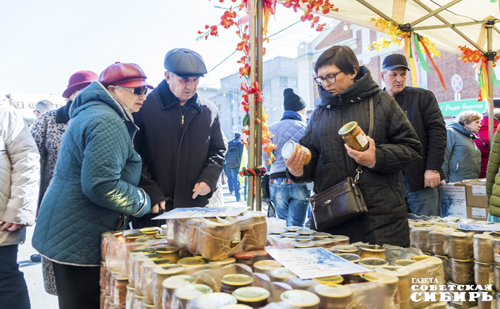 Белорусские продукты питания пользуются большим спросом у новосибирцев — ежедневный оборот ярмарки, прошедшей в столице Сибири в конце апреля, превышал семь миллионов рублей. Фото: Андрей Заржецкий