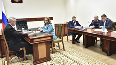 На личные приемы граждан губернатор Андрей Травников всегда приглашает руководителей отраслевых министерств, чтобы получить исчерпывающую информацию и сразу дать поручения по существу обращения. Фото: nso.ru