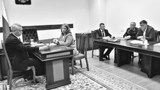 На личные приемы граждан губернатор Андрей Травников всегда приглашает руководителей отраслевых министерств, чтобы получить исчерпывающую информацию и сразу дать поручения по существу обращения. Фото: nso.ru