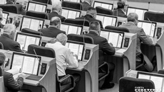 Депутаты Законодательного собрания приняли областной закон о государственной поддержке кинематографии сразу в двух чтениях — ранее законопроект получил одобрение губернатора Андрея Травникова. Фото: Андрей Заржецкий