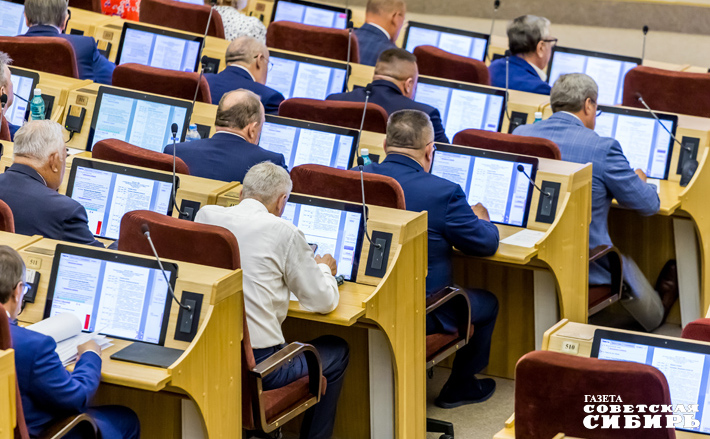 Депутаты Законодательного собрания приняли областной закон о государственной поддержке кинематографии сразу в двух чтениях — ранее законопроект получил одобрение губернатора Андрея Травникова. Фото: Андрей Заржецкий