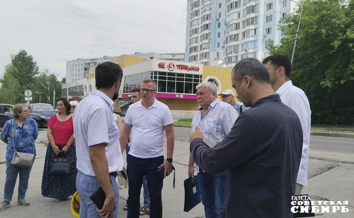Замминистра строительства Новосибирской области Дмитрий Богомолов обсудил ход работ с подрядчиком, председателем кооператива обманутых дольщиков и будущими жителями почти готовых к сдаче квартир. Фото: Алёна Коврова