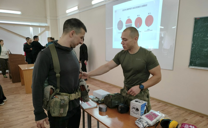 Учебный центр будет действовать на базе региональной общественной организации по развитию армейских тактических дисциплин «Звезда», обладающей необходимой материально-технической базой для осуществления дополнительной подготовки, а также условиями для проведения полевых практических занятий. Фото: nso.ru