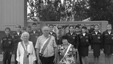 Ветераны ­НООВО «Дети войны» и кадеты возложили венок и цветы к памятнику «Воинам, погибшим в годы Великой Отечественной войны 1941-1945 г.г., призванным из Мошково». Фото: предоставлено НООВО «Дети вой­ны»