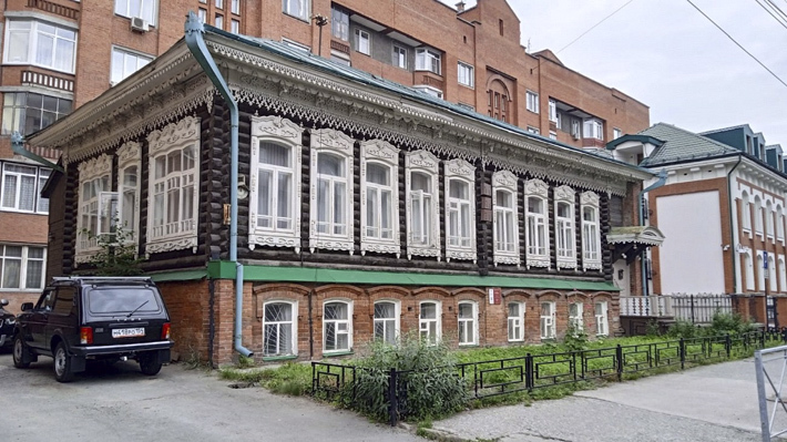 Доходный дом по улице Сибревкома (бывшая Вознесенская) принадлежал Василию Васильевичу Никитину, уроженцу Тобольской губернии. В 1924 году Никитин продал дом с надворными постройками частному предприятию. Впоследствии в разные годы в доме размещались «Союзптицепродукт», учебное предприятие Новосибирского мясокомбината, Госагропром и другие организации. Сейчас это административное здание с арендуемыми офисными помещениями. Фото: sibgenco.online