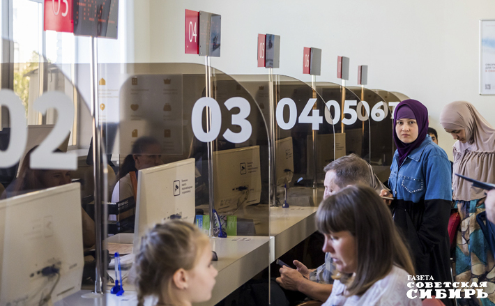 В центре «Мои документы» на улице Сибиряков-Гвардейцев много людей, и, по отзывам читателей «Советской Сибири», очередь движется очень медленно. Фото: Андрей Заржецкий