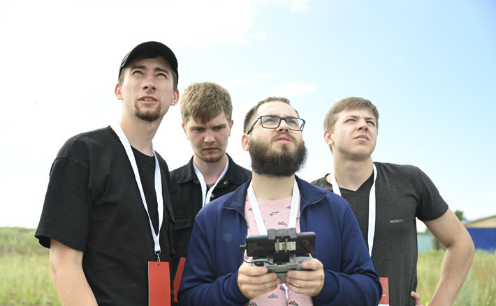 Команде аграрного университета на соревнованиях по пилотированию агродронов пришлось решить ряд сложных задач, например, составить фотографический план местности и рассчитать концентрации жидкостей для обработки поля. Фото: пресс-служба ТГУ