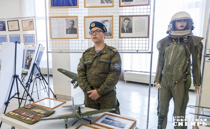 На выставке, организованной региональным отделением ДОСААФ, можно было увидеть настоящий высотный комбинезон — необходимую деталь экипировки военного летчика. Фото: Андрей Заржецкий