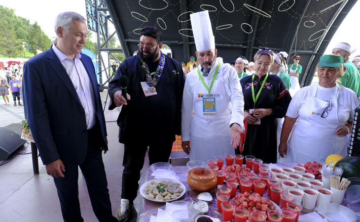 «Если жители и гости Новосибирска, побывав на фестивале, захотят поездить по нашей протяженной области, то сделают для себя много открытий. Главная ценность фестиваля «В Сибири — ЕСТЬ!» — возможность прикоснуться к этому богатству», — сказал глава региона Андрей Травников. Фото: nso.ru