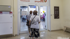 Многие документы можно получить в электронном виде, но, увы, посещать центры «Мои документы» пока что все-таки приходится. Фото: Андрей Заржецкий