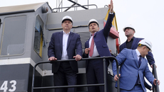 Председатель совета директоров компании «Новосибирский транспортный терминал» Александр Кахидзе рассказал губернатору Андрею Травникову о дальнейших перспективах развития нового транспортно-логистического центра. Фото: nso.ru