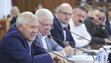Пока депутаты Законодательного собрания, представители профильных министерств и местные власти решают, где взять деньги и найти грамотного подрядчика, участки в селе Красный Яр постепенно уходят под воду. Фото: Андрей Заржецкий
