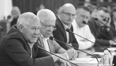Пока депутаты Законодательного собрания, представители профильных министерств и местные власти решают, где взять деньги и найти грамотного подрядчика, участки в селе Красный Яр постепенно уходят под воду. Фото: Андрей Заржецкий