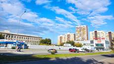 Вид на ЖК «Тихий Берег» и корпус на Приморской, 22 со стороны остановки. Фото: Дмит­рий Сердцев