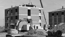 Строители торопятся — счастливые новоселы должны въехать в свое жилье еще до Нового года. Фото: regiontatarsk.nso.ru