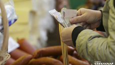 Рост заработных плат в регионе превысил ожидания минфина: получать мы в среднем стали больше. Но и тратить тоже. Так что прибавка в доходах с учетом роста цен — то на то и выходит. Лишь бы не в минус. Считаем каждый рубль и не транжирим бюджет по пустякам. Фото: Архив ИД «Советская Сибирь»