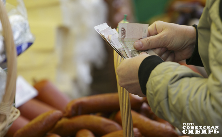 Рост заработных плат в регионе превысил ожидания минфина: получать мы в среднем стали больше. Но и тратить тоже. Так что прибавка в доходах с учетом роста цен — то на то и выходит. Лишь бы не в минус. Считаем каждый рубль и не транжирим бюджет по пустякам. Фото: Архив ИД «Советская Сибирь»