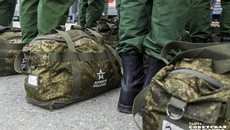 Жители региона могут заключить контракт для службы в Вооруженных силах России. При заключении контракта с Минобороны РФ на срок от одного года полагаются крупная единовременная выплата, высокое и стабильное денежное довольствие, расширенный пакет социальных льгот и гарантий для военнослужащих и членов их семей, бюджетные места для детей в вузах. Записаться на прохождение службы по контракту может любой совершеннолетний мужчина. Подробности можно узнать по единому номеру телефона 117. Фото: архив ИД «Советская Cибирь»