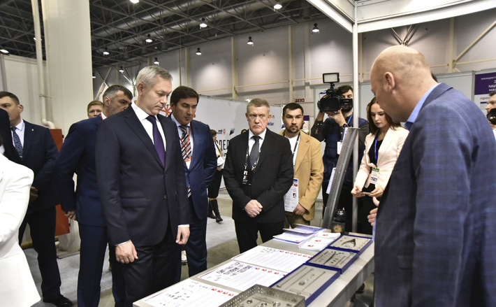 Губернатор Андрей Травников по достоинству оценил достижения разработчиков и производителей медицинского оборудования России — на выставке 90 процентов экспонентов были отечественными. Фото: nso.ru