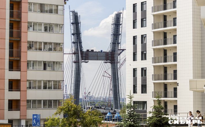 Пилоны четвертого моста особенно красиво смотрятся на фоне современных домов. Но когда по нему пойдут первые машины, непонятно, и хватит ли трафика, чтобы не пришлось доплачивать из бюджета? Фото: архив ИД «Советская Сибирь»