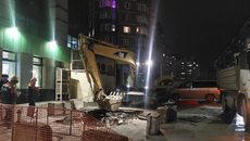 Аварию на теплосетях на улице Галущака в Новосибирске ликвидировали быстро. И хорошо, что в трубах был не кипяток — в теплое время энергетики держат температуру воды в сетях до 80 градусов. Фото: ТГ-канал СГК Новосибирск