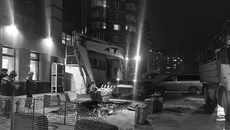 Аварию на теплосетях на улице Галущака в Новосибирске ликвидировали быстро. И хорошо, что в трубах был не кипяток — в теплое время энергетики держат температуру воды в сетях до 80 градусов. Фото: ТГ-канал СГК Новосибирск