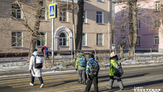 На безопасность школьных маршрутов Новосибирск уже потратил более 150 миллионов рублей, но принятых мер недостаточно, и городские парламентарии указывают мэрии на слабые места. Фото: Андрей Заржецкий