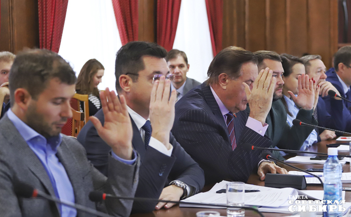 Профильный комитет Заксобрания рассмотрел предложенный проект бюджета на будущий год и рекомендовал вынести его на сессию, но работа над главным финансовым документом продолжается. Фото: Андрей Заржецкий