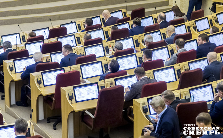 Депутаты Законодательного собрания единогласно поддержали законопроект об областном бюджете на будущий год в первом чтении, но ко второму чтению предстоит подготовить поправки, и их будет немало. Фото: Андрей Заржецкий