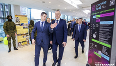 Глава региона внимательно ознакомился с представленными на ярмарочной площадке вакансиями и возможностями для соискателей и айти-проектами Службы 112, Центра защиты информации, Центра цифровой трансформации, Центра информационных технологий. Отдельным блоком на выставке были представлены цифровые проекты силовых ведомств и специализированных структур региона: МВД, МЧС, а также НВВКУ. Фото: Андрей Заржецкий