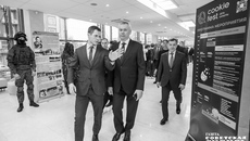 Глава региона внимательно ознакомился с представленными на ярмарочной площадке вакансиями и возможностями для соискателей и айти-проектами Службы 112, Центра защиты информации, Центра цифровой трансформации, Центра информационных технологий. Отдельным блоком на выставке были представлены цифровые проекты силовых ведомств и специализированных структур региона: МВД, МЧС, а также НВВКУ. Фото: Андрей Заржецкий