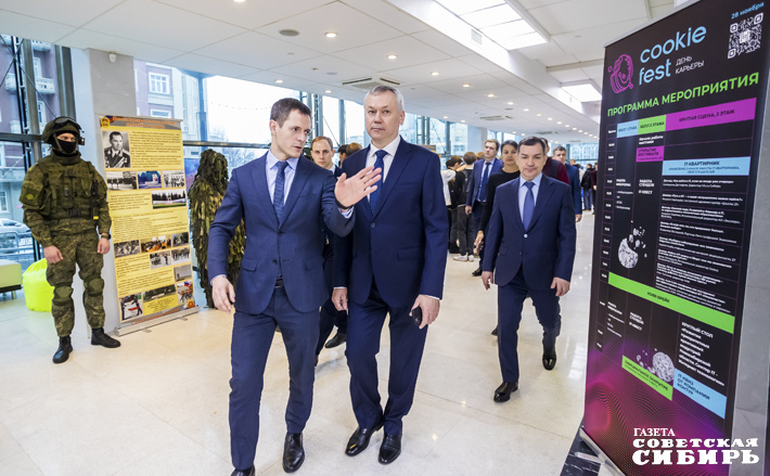 Глава региона внимательно ознакомился с представленными на ярмарочной площадке вакансиями и возможностями для соискателей и айти-проектами Службы 112, Центра защиты информации, Центра цифровой трансформации, Центра информационных технологий. Отдельным блоком на выставке были представлены цифровые проекты силовых ведомств и специализированных структур региона: МВД, МЧС, а также НВВКУ. Фото: Андрей Заржецкий