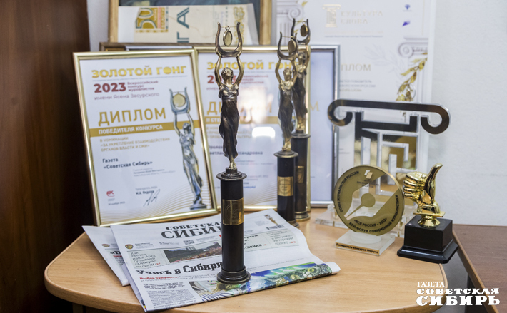 Физический вес статуэтки богини новостей Ириды с гонгом — без малого 600 грамм. Это одно из самых дорогих для редакции обретений 2023 года. Напомним, в сентябре «Советская Сибирь» завоевала и главный приз конкурса Союза журналистов России в Сочи за проект по сбору и отправке литературы для Запорожья. Фото: Андрей ЗАРЖЕЦКИЙ