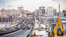 Работы на Октябрьском мосту до сих пор не закончены. К ремонту присоединились еще две подрядные организации. Фото: Андрей Заржецкий