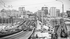 Работы на Октябрьском мосту до сих пор не закончены. К ремонту присоединились еще две подрядные организации. Фото: Андрей Заржецкий
