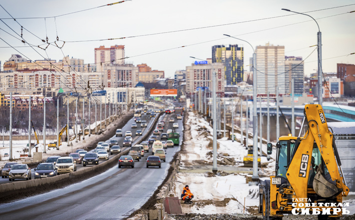 Работы на Октябрьском мосту до сих пор не закончены. К ремонту присоединились еще две подрядные организации. Фото: Андрей Заржецкий