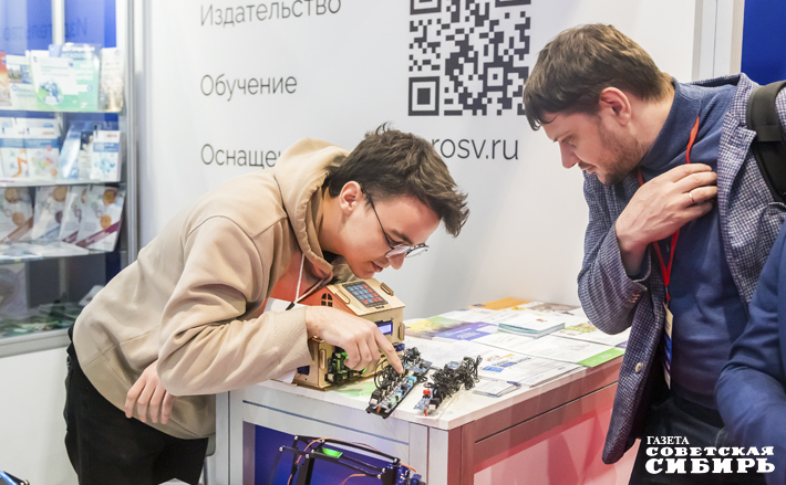 Участники выставки могли посмотреть на работу интерактивных площадок и принять участие в их работе. Взаимодействие школьников и их родителей со студентами и преподавателями на практике помогает сделать верный выбор будущей профессии. Первая выставка образовательных учреждений прошла в 1993 году. Ее посетили всего 13 человек. На форуме этого года только преподавателей было около тысячи. Фото: Андрей Заржецкий