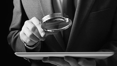 Банк России совершенствует систему мониторинга интернет-пространства для выявления мошеннических проектов и компаний, в нее добавлены соцсети и мессенджеры.