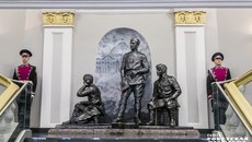 Композиция «Победители» посвящена воинам-победителям Великой Отечественной войны и увековечивает собирательные образы рядовых, сержантов и офицеров 228-го (777-го) Севастопольского ордена Александра Невского, 68-го Кенигсбергского, 59-го Валгинского полков, а также 85-й Краснознаменной Ленинградско-Павловской и 18-й гвардейской Инстербургской (133-й стрелковой) дивизий и других связанных с Новосибирской областью воинских частей и соединений. Фото: Андрей Заржецкий