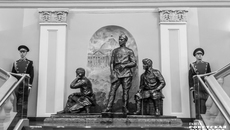Композиция «Победители» посвящена воинам-победителям Великой Отечественной войны и увековечивает собирательные образы рядовых, сержантов и офицеров 228-го (777-го) Севастопольского ордена Александра Невского, 68-го Кенигсбергского, 59-го Валгинского полков, а также 85-й Краснознаменной Ленинградско-Павловской и 18-й гвардейской Инстербургской (133-й стрелковой) дивизий и других связанных с Новосибирской областью воинских частей и соединений. Фото: Андрей Заржецкий