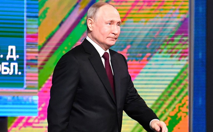 На вопрос журналистов, чего сам себе пожелал бы Владимир Путин на заре своего вступления в должность, в далеком 2000-м, президент ответил: «Я бы сказал: верной дорогой идете, товарищи. От чего бы предостерег? От наивности и избыточной доверчивости в отношении наших так называемых партнеров. По поводу советов, напутствий: надо верить в великий русский, российский народ. В этой вере — залог успеха в возрождении, в становлении и развитии России». Фото: сайт kremlin.ru