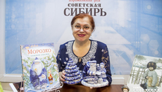 «Мы рассказываем историю писателя, создания произведения, зачитываем цитату из книги, листаем страницы, чтобы соблазнить читателя красивым изданием. Потом плавно переходим к статуэтке, рассказываем историю мастеров, которые ее создали. Многим мы вернули традицию семейного чтения. Есть отзывы от зрителей, что дети после просмотра предлагают читать вместе», — говорит Ирина Борисовна. Фото: Андрей Заржецкий