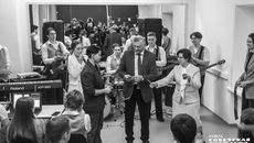 В НГТУ есть свое творческое пространство, которое называется «Твоя сцена». Там ребята занимаются вокалом, учатся играть на разных музыкальных инструментах. А также работает школа ведущих. Фото: Андрей Заржецкий