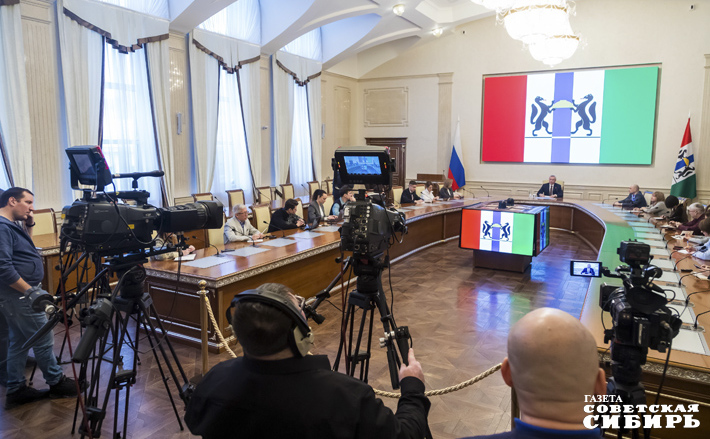 Андрей Травников, губернатор Новосибирской области: «Благодаря воле нашего президента в последние 10 лет реализуются госпрограммы модернизации производства. За последние годы они (предприятия ВПК — прим. ред.) обновили свои производственные мощности, нарастили объем производства. Есть хорошие сигналы, когда с нуля было восстановлено предприятие, например «Сибтекстильмаш» — сейчас оно работает в режиме 24/7. Промышленный рост — результат не только загрузки предприятий оборонно-промышленного комплекса, но и гражданских предприятий. Фото: Андрей Заржецкий